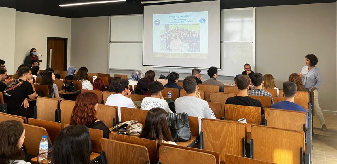 2025-2026 döneminde aramıza katılan 1. sınıf öğrencilerimizin oryantasyon toplantısını gerçekleştirdik. Kendilerine eğitim hayatlarında başarılar dileriz.