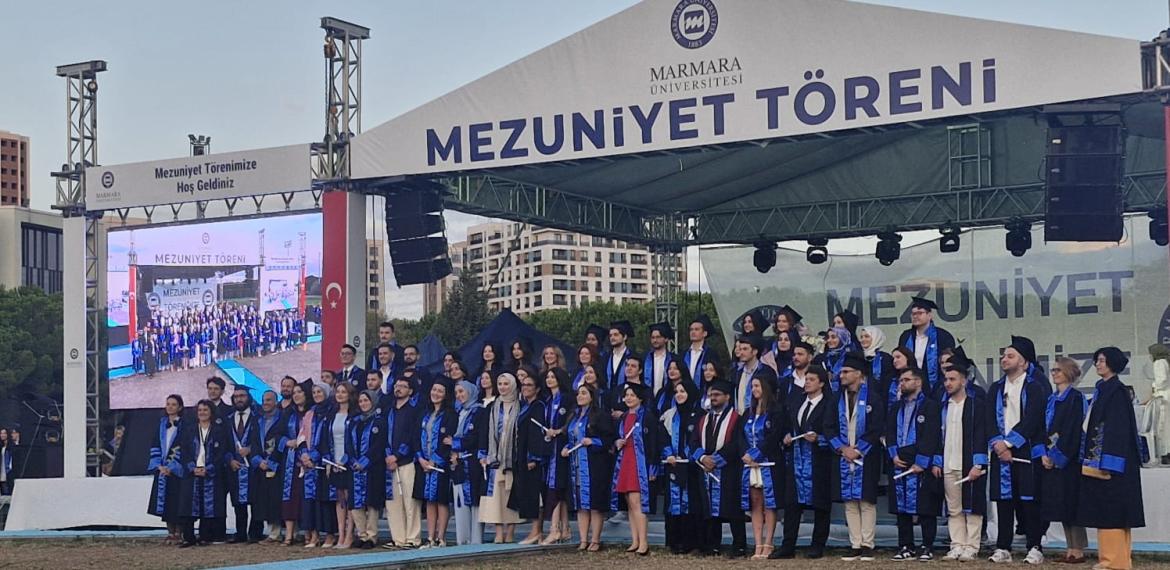 2024-2025 Eğitim ve Öğretim Yılı Mezuniyet Törenimiz, 12/09/2025 tarihinde Marmara Üniversitesi Dragos Yerleşkesi'nde gerçekleştirilmiştir. Mezunlarımıza bundan sonraki hayatlarında başarıla